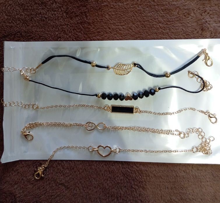 Новий кварцовий жіночий годинник зі стразами блискучими.