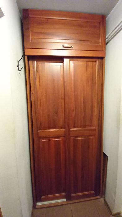 szafa: dzrwi z drewna orzecha 240 cm/ 95 cm/ 60 cm