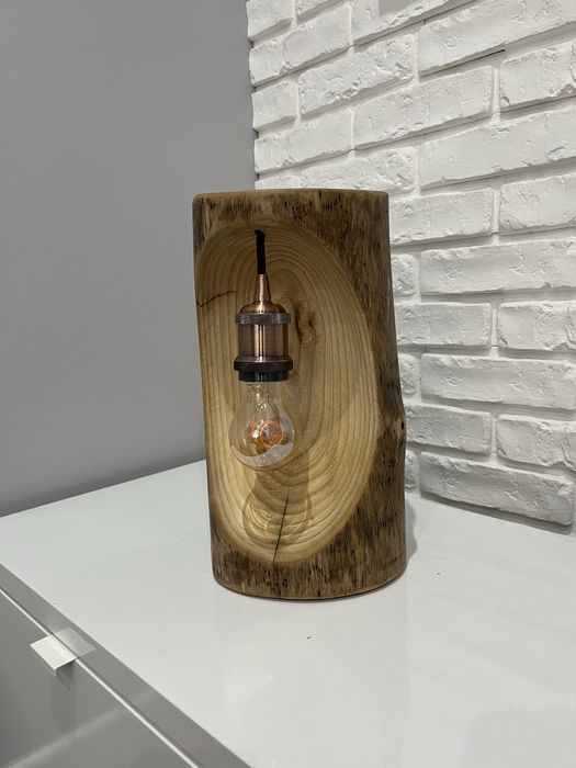 Lampka z drewna recznie wykonana.