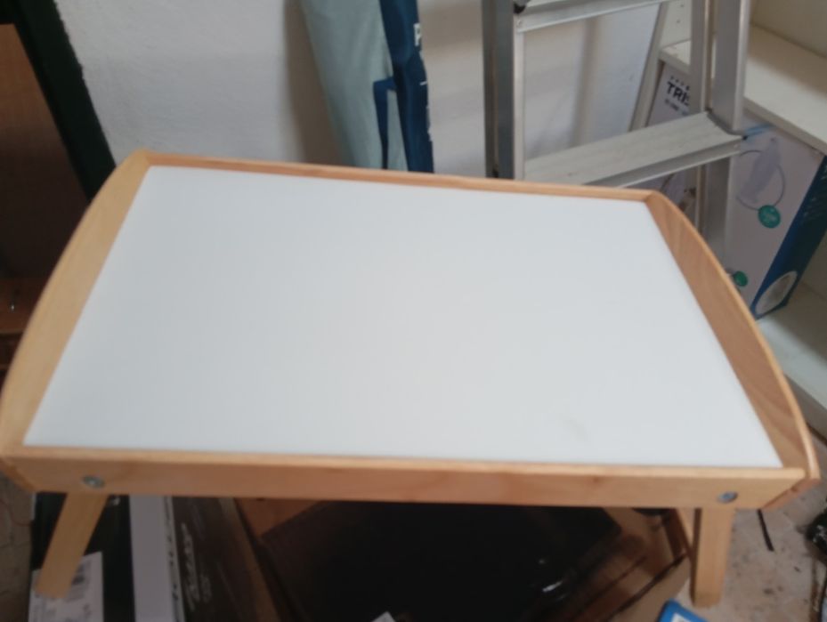 Tabuleiro de apoio para alimentação