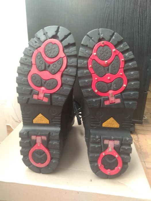 Взуття чоловіче зимове, шкіряне, з шипами на підошві