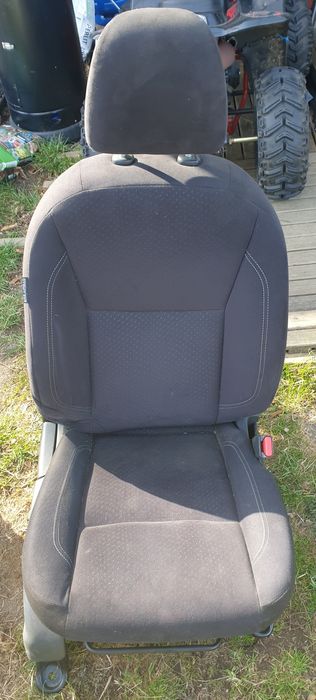 Nissan Navara np300 d23 fotel przód prawy