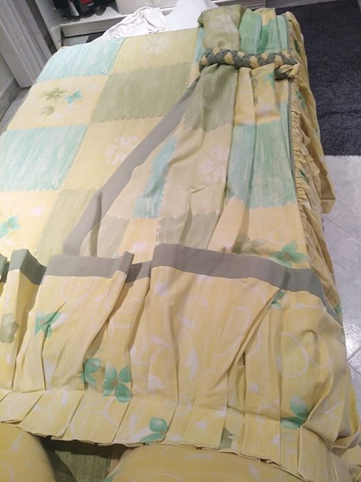 Cama + estrado + colchão + almofadas + cortinados + edredão