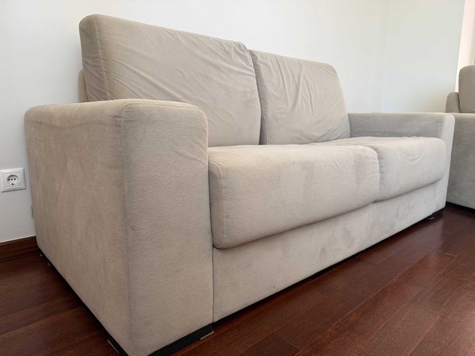 Conjunto de Sofás Brancos (2 e 3 Lugares)