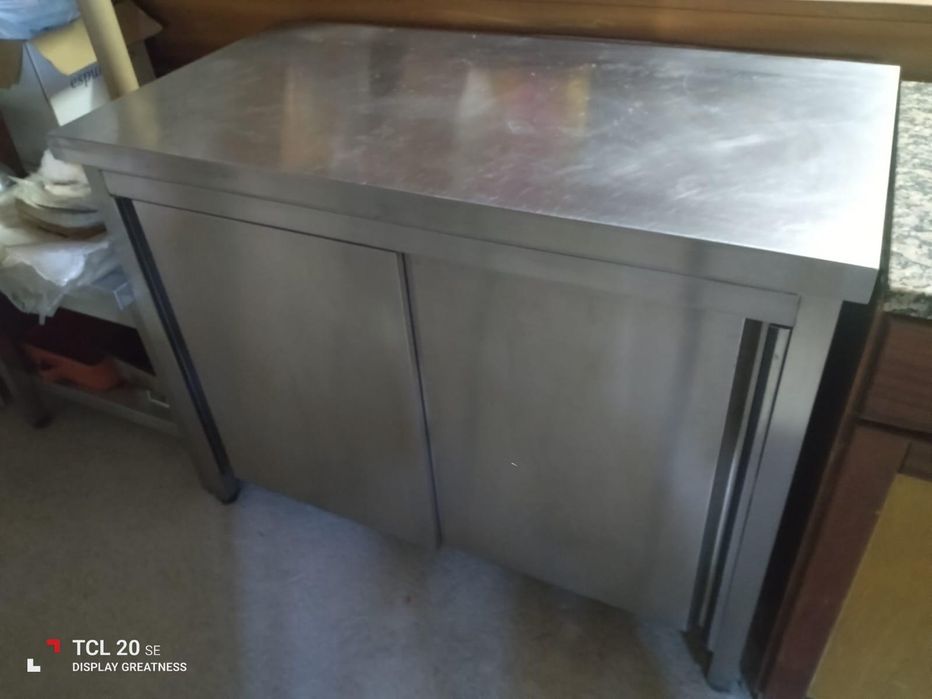 Móvel em Inox com Duas Portas de Correr