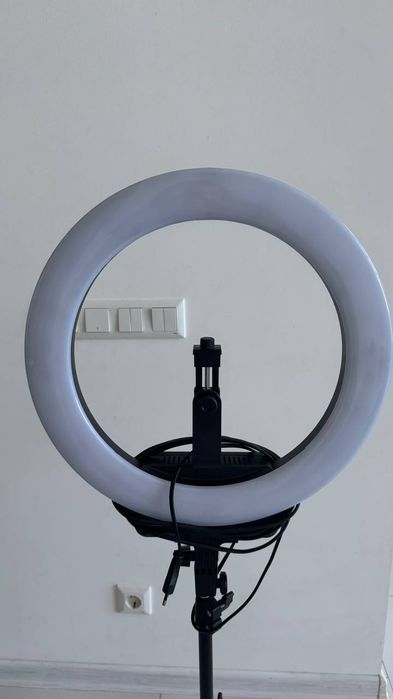 Кільцева світлодіодна лампа AFI R116 зі стійкою,