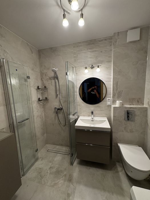 Łazienki, układanie płytek, kamienia, parapety, kominki.