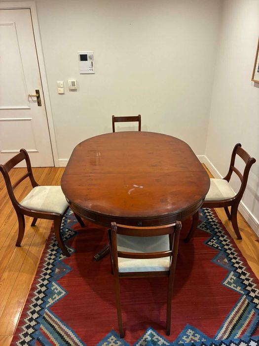 Mesa de sala de jantar e 4 cadeiras