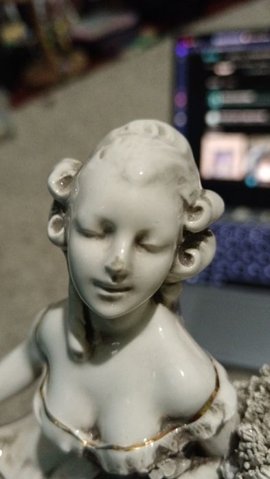 Estatueta de grés marfinite