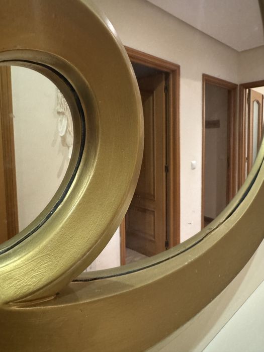 Espelho com moldura dourada