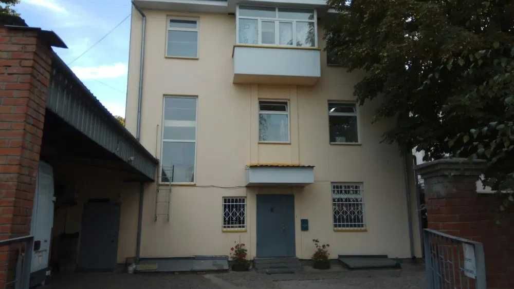 Продається магазин з кафетерієм у центрі Полтави (3 поверхи, 540 м²)