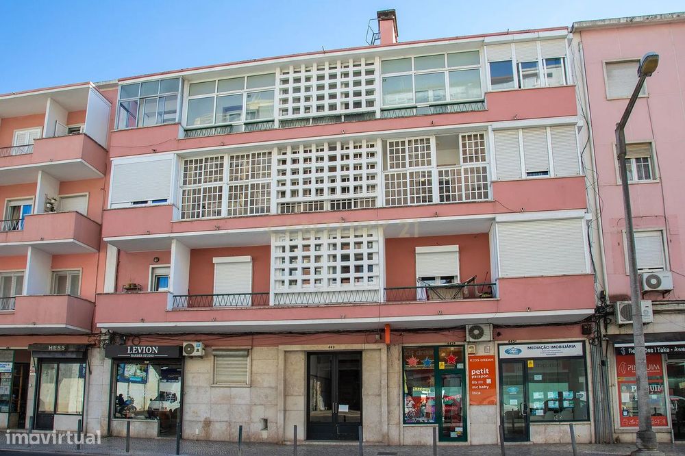 Apartamento T2 transformado em T1, totalmente remodelado, em São Domin