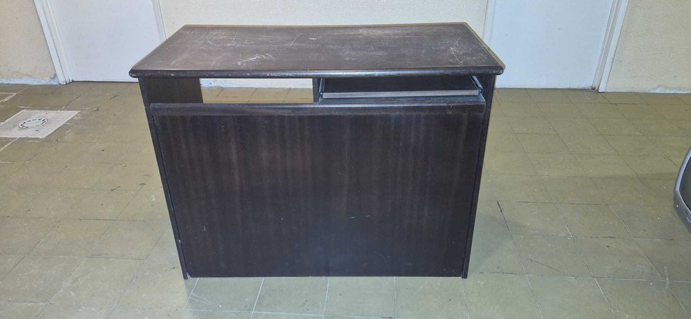 Secretária computador escura