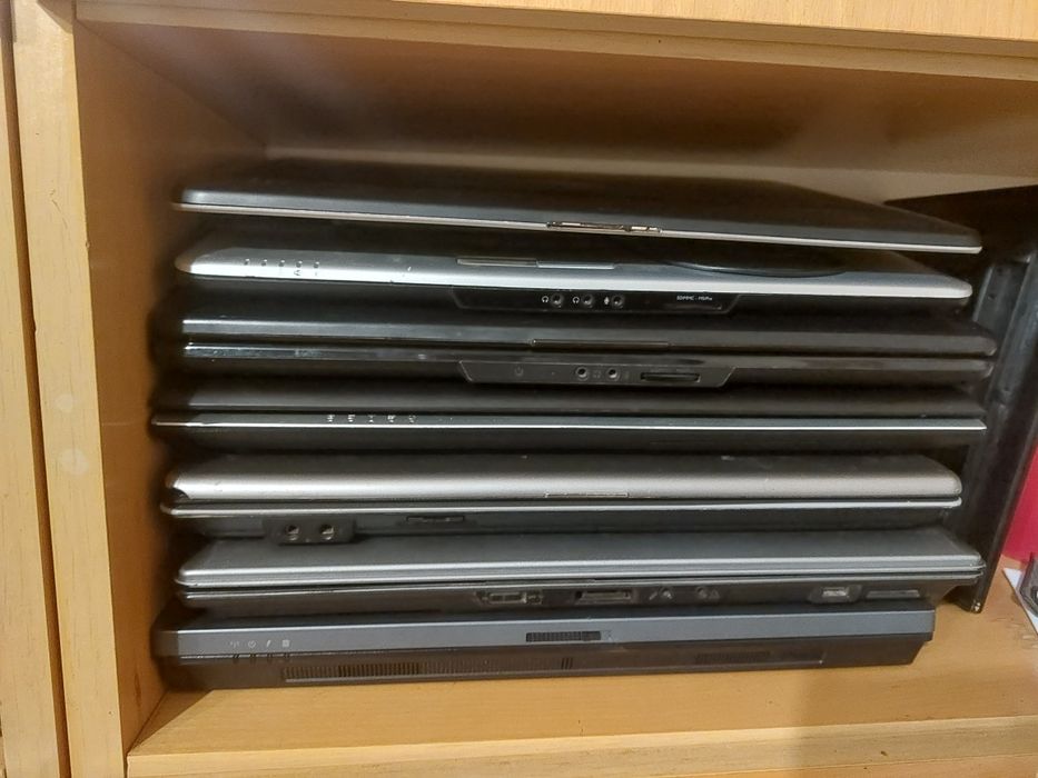 Laptopy 6 laptopów 5 zasilaczy cena całość