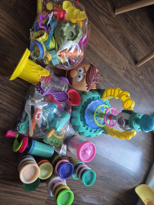 Zestaw play-doh.
