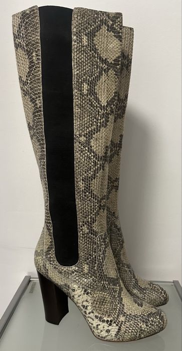 Чоботи-труби з фактурноі шкіри Juicy Couture