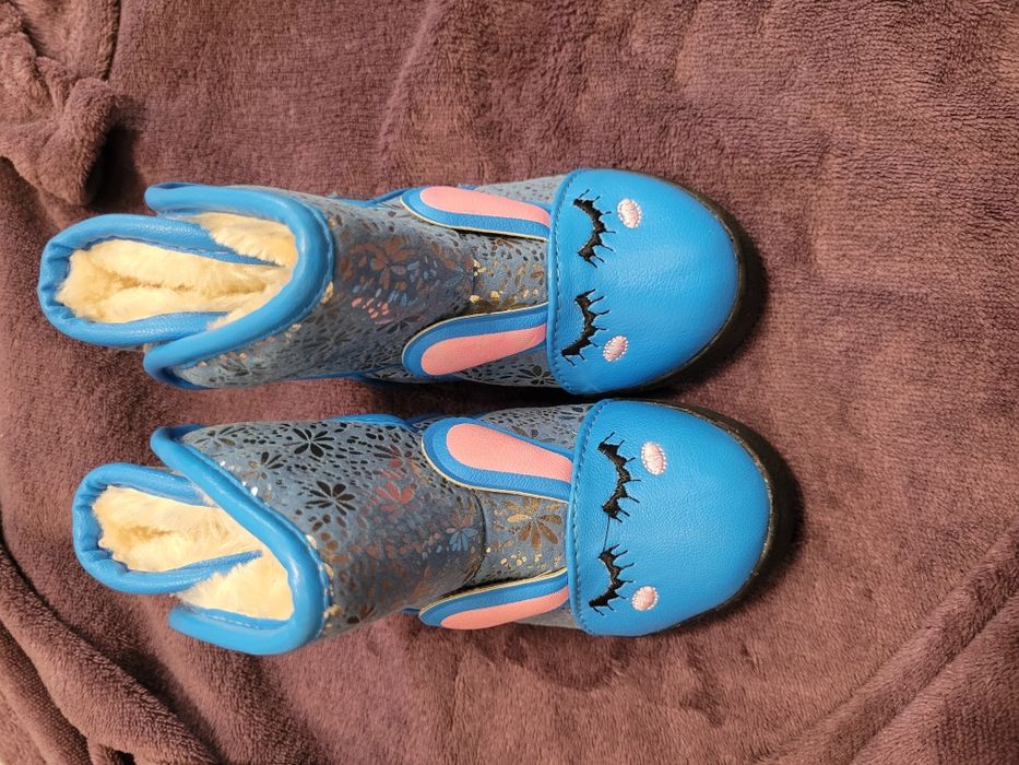 Продам зимові ботінки  на дівчинку нові. Устілка 14см