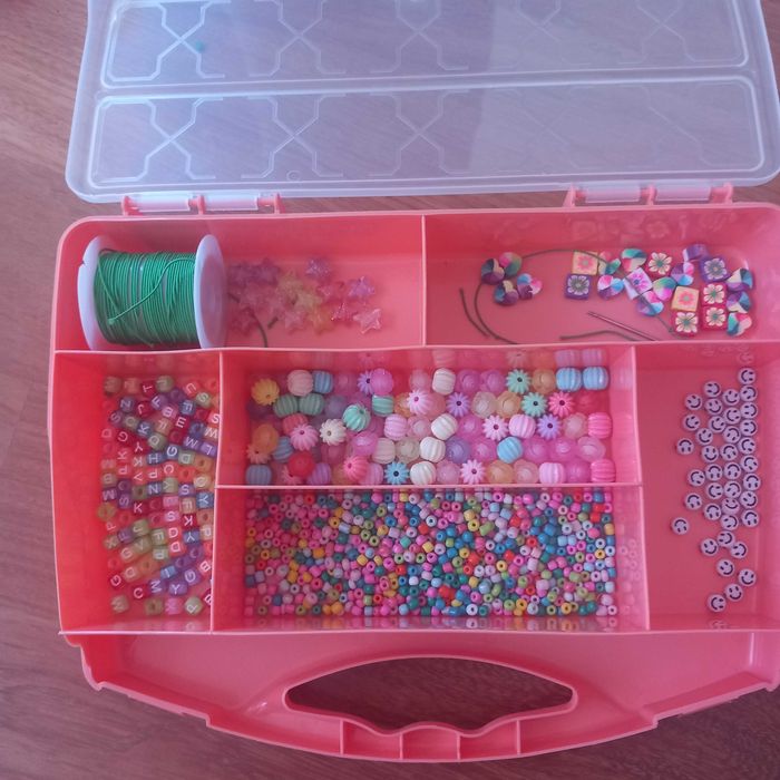 Missangas e elásticos