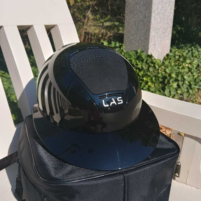 Kask Las Opera z szerokim daszkiem