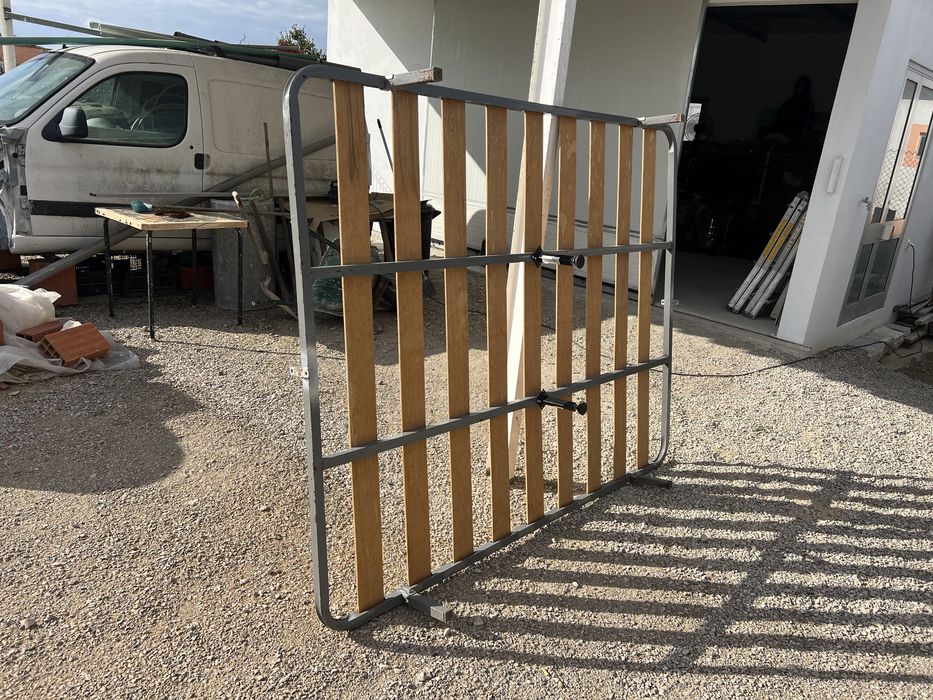Cama completa em pele castanha  com estrado 160/200