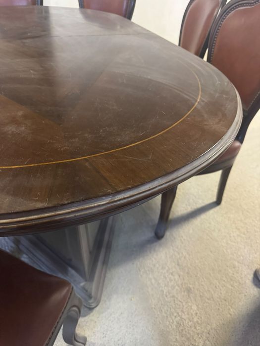 Conjunto de mesa com 8 cadeiras