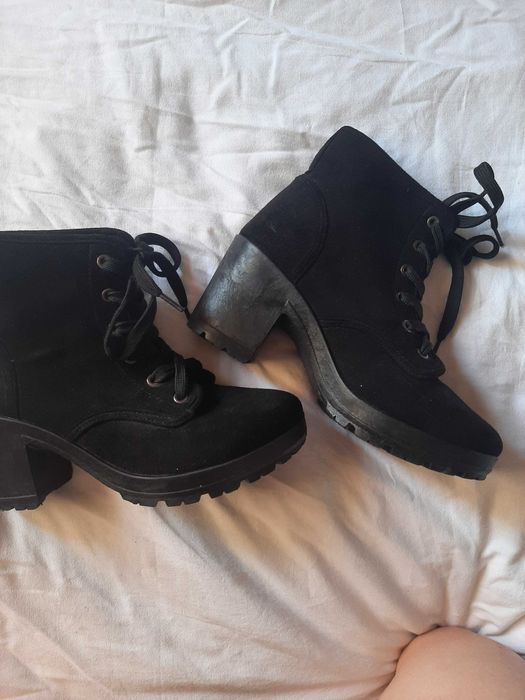 Czarne buty na obcasie