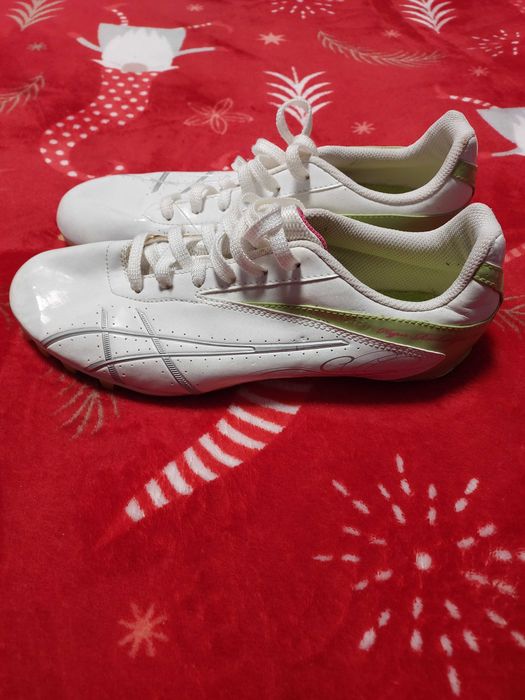 Бігові шиповки ASICS.