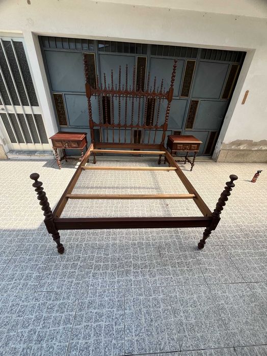 Cama antiga com mesinhas cabeceira