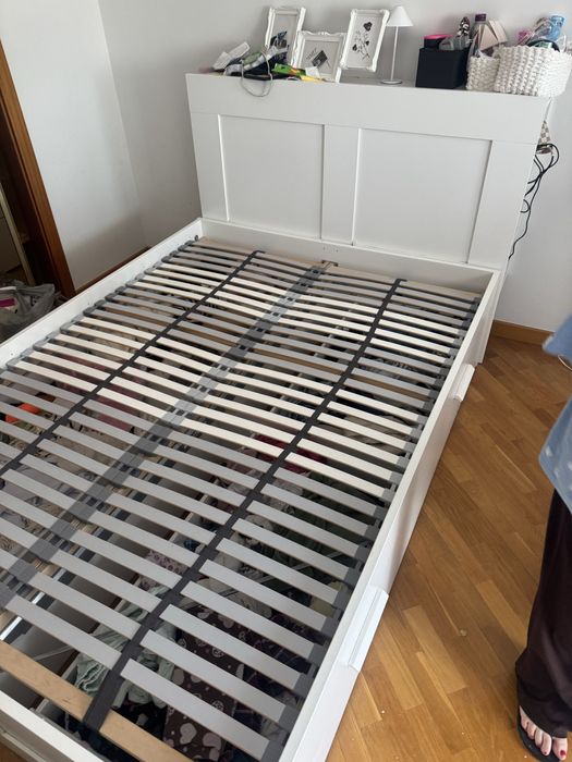 Cama Ikea com gavetas 140x200