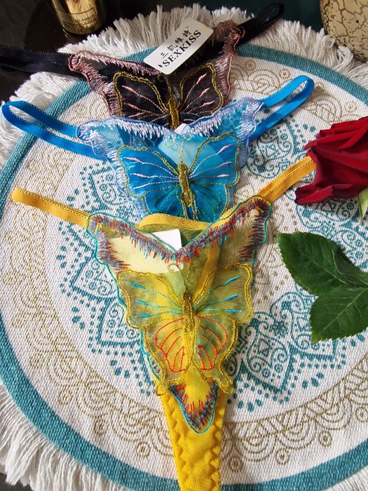 Seksowne koronkowe stringi damskie motylek.