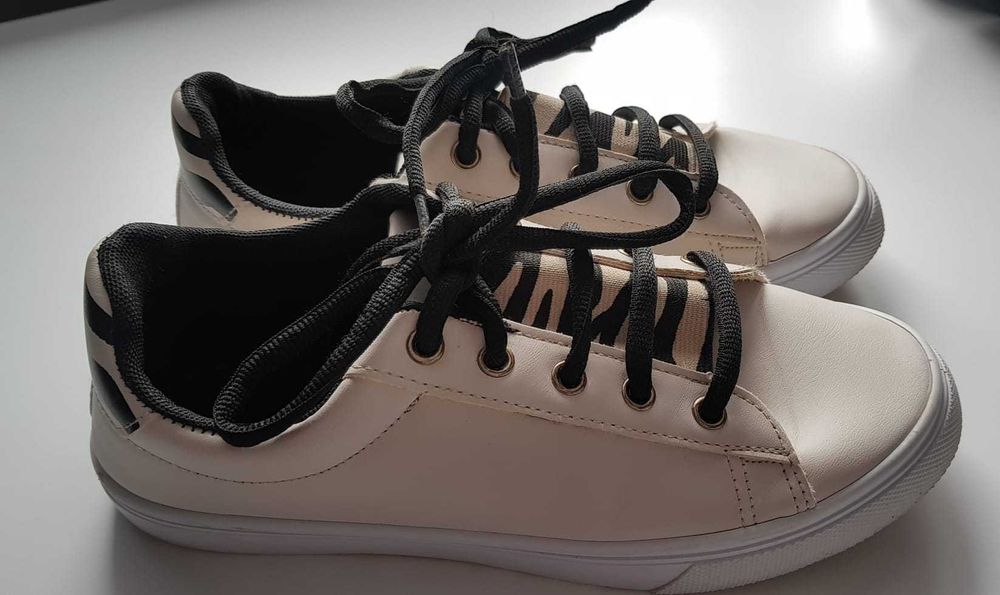 Kremowe trampki skórkowe 36