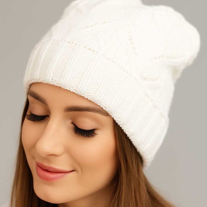 Czapka damska zimowa – biała, klasyczna