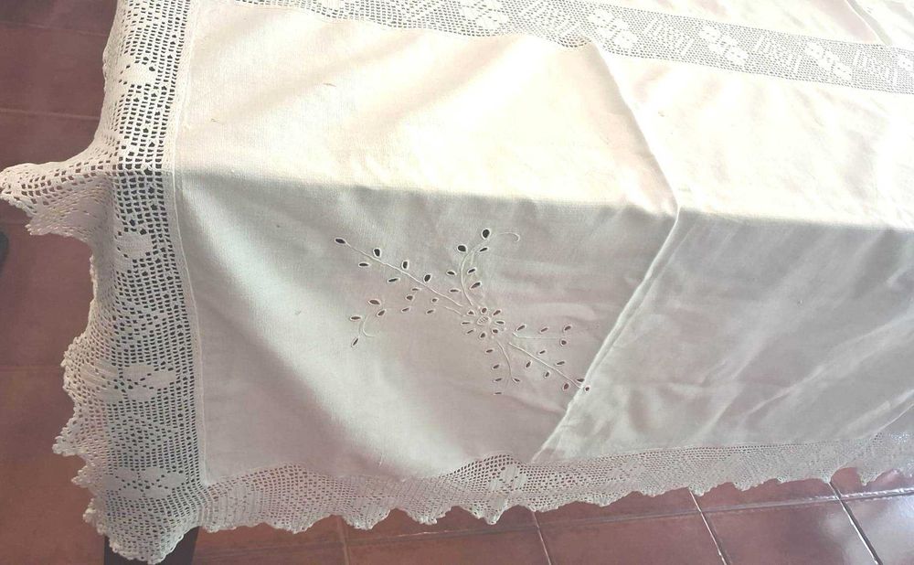 Toalha de Mesa Antiga em Linho Bordada à Mão – 200 x 200 cm