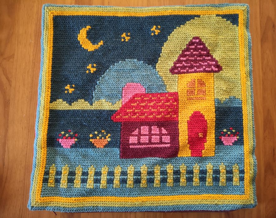 Almofada em Ponto de Arraiolos Feita à Mão (49x46 cm) – Motivo Casinha e Lua