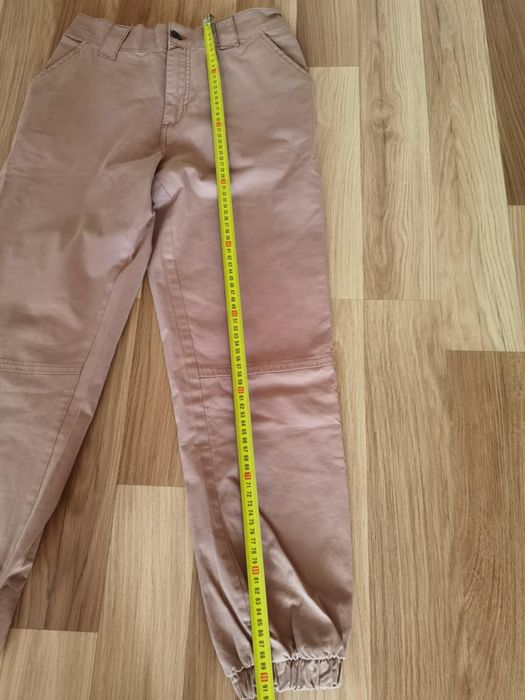 Spodnie joggery beżowe