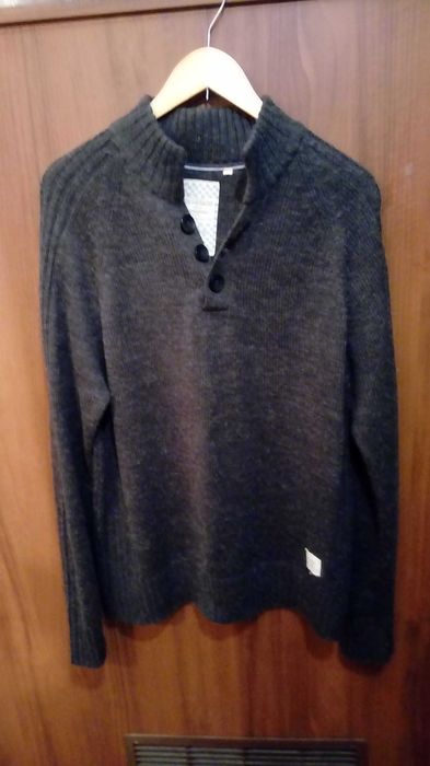 Sweter męski szary rozmiar L zapinany na 3 guziki pod szyją