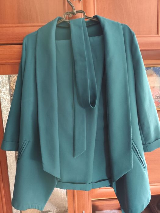 Брючний костюм смарагдовий.