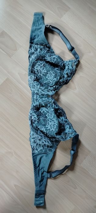 Ładny Duży Biustonosz TRIUMPH koronkowy na fiszbinach miękki D 90