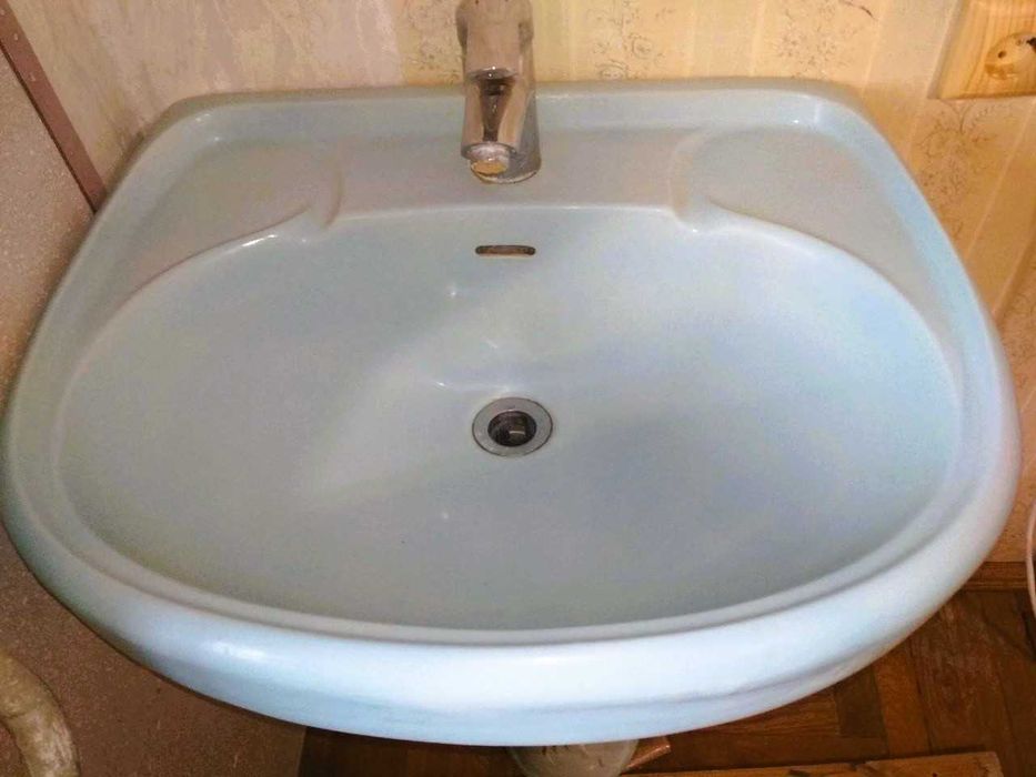 Раковина (вмивальник, умивальник) з п'єдесталом у доброму стані
