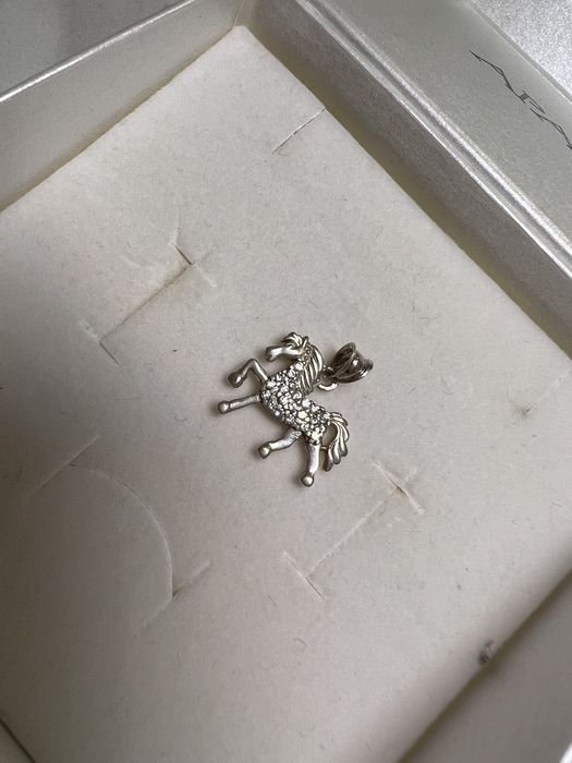 Zawieszka z koniem wysadzana cyrkoniami