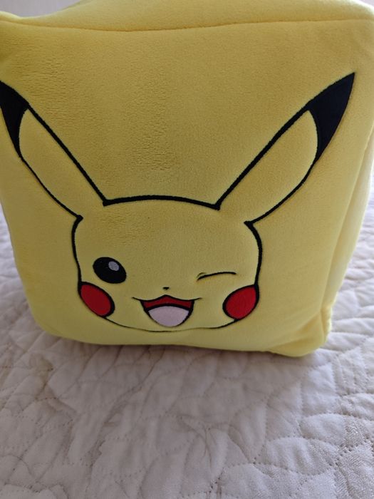 Peluche cubo pikachu
