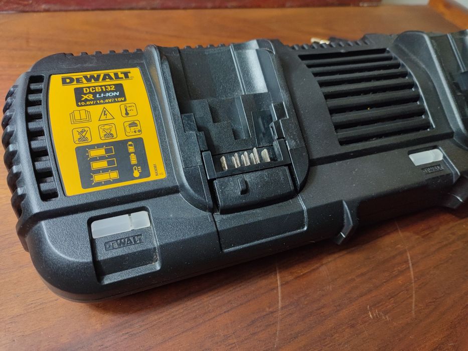 Dewalt DCB132 Ładowarka podwójna 10,8-18V  Flexvolt 54v