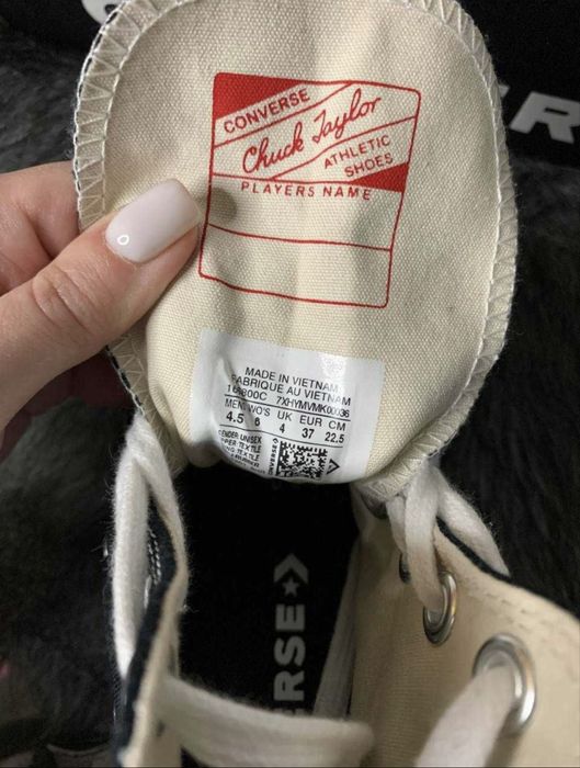 Кеди converse на платформі.