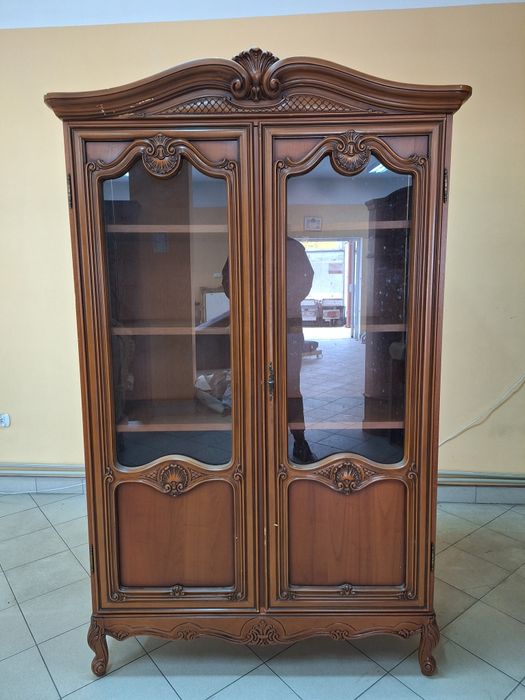 Ładna Biblioteczka w stylu Ludwikowskim.