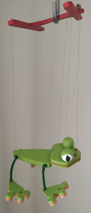 Marionetes de sapo em madeira pintado a mão