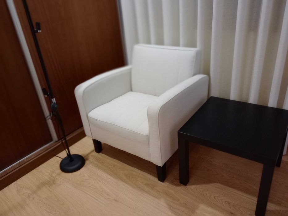 Conjunto: cadeirão, mesa de apoio e candeeiro