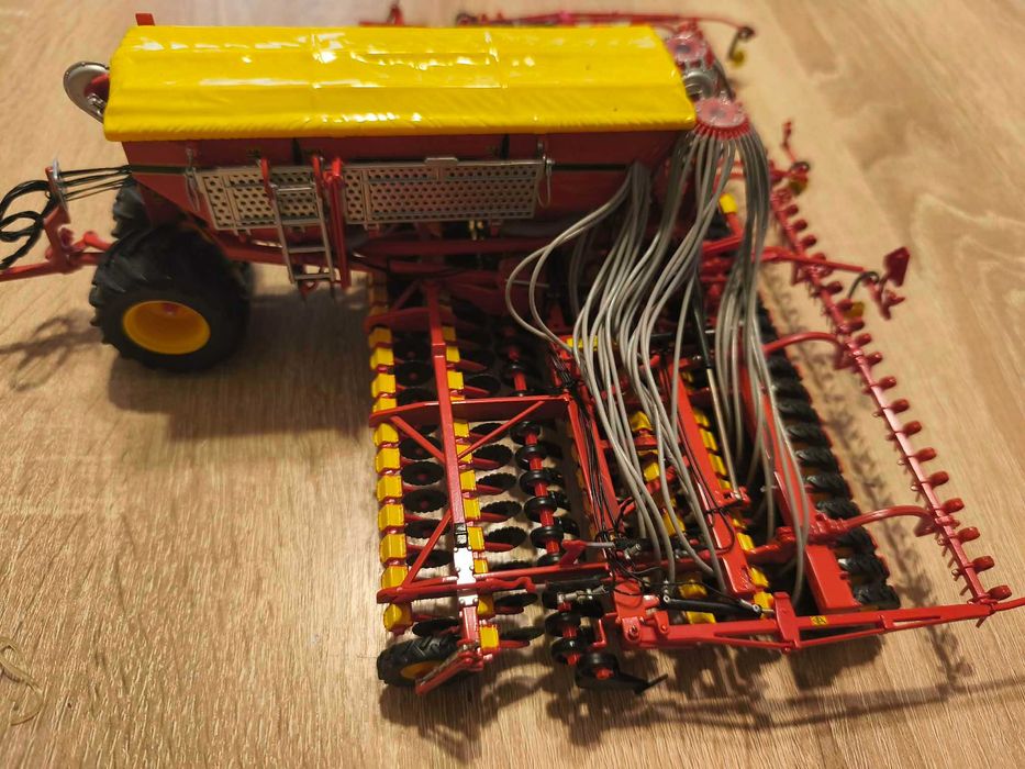 Model Universal hobbies Väderstad Rapid a800c