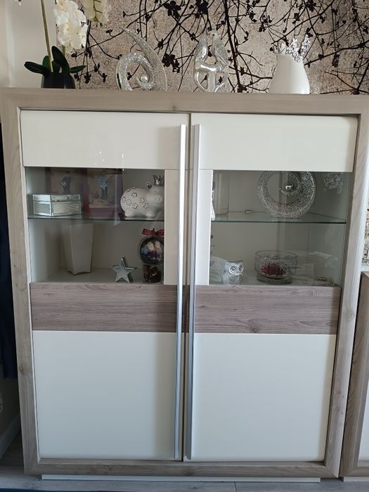 Szafka witryna do pokoju