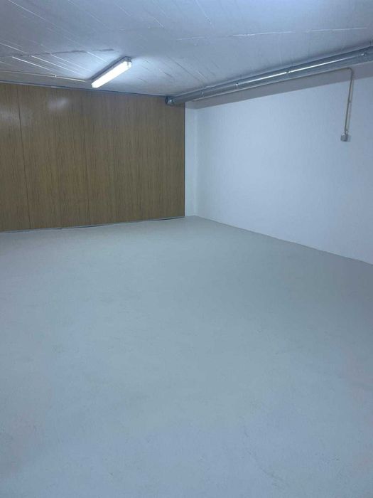 Armazém com 65 m² em Cascais — Espaço Amplo e Versátil