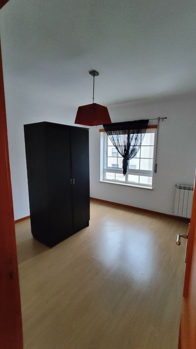 Apartamento T3+Sótão Mobilado para Arrendamento – Quinta da Cutileira, centro de Caldas da Rainha